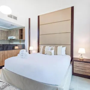Bnbmehomes - Cosy Downtown Apt W Balcony Near Metro Station -1710 , Dubai United Arab Emirates